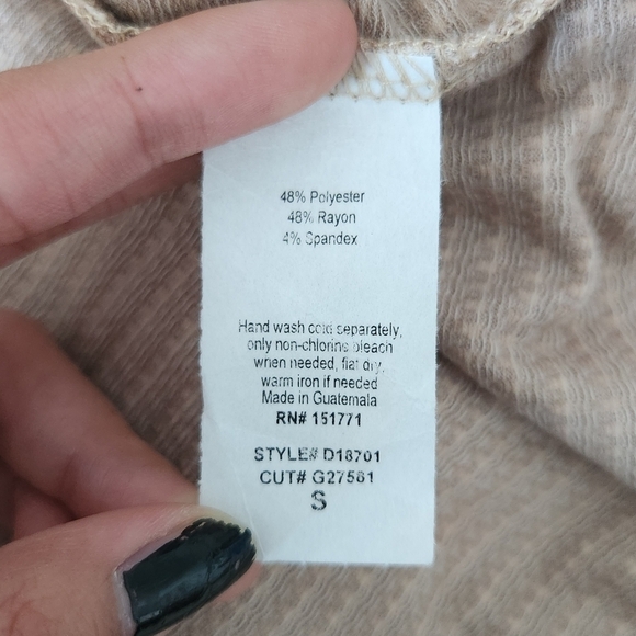 GILLI Taupe Short Sleeve Dress. Size small. New. - Picture 7 of 9